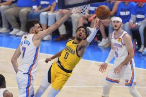 西亚卡姆重返赛场，战术调整首场状态出色，MAD观众沸腾！